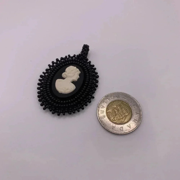 #105 Vintage  Hand Beaded Black & White Cameo pendant - Picture 5 of 5